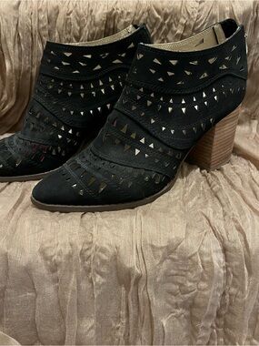 Steve Madden Black Laser-Cut Suede Ankle Booties with Stacked Heel